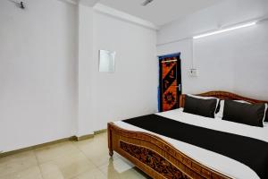 ein Schlafzimmer mit einem Bett in einem Zimmer in der Unterkunft OYO Flagship Hotel Shiv Residency in Ranchi