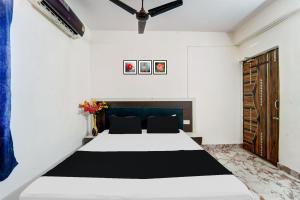 um quarto com uma cama grande num quarto em OYO Flagship Hotel Savera Inn em Patna