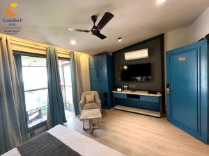 Μια τηλεόραση ή/και κέντρο ψυχαγωγίας στο Comfort Inn Silver Arch Hotel, Mussoorie