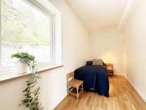um quarto com uma cama e uma janela em Lovely villa with a view of the Byfjorden and Uddevalla em Uddevalla