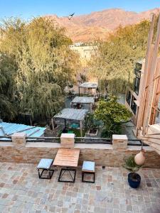 una vista sul soffitto di un patio con tavolo e panche di Omani Guest House نزل البيت العماني a Nizwa