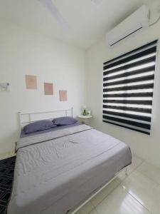 Ein Bett oder Betten in einem Zimmer der Unterkunft OYO Home 90978 Bq's Studio Homestay Bajet Alor Setar