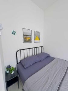 Ein Bett oder Betten in einem Zimmer der Unterkunft OYO Home 90978 Bq's Studio Homestay Bajet Alor Setar