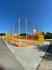 una red de voleibol al lado de un aparcamiento en Mobil Home 5 personnes - Camping *** Les Ollivaud-, en La Baule