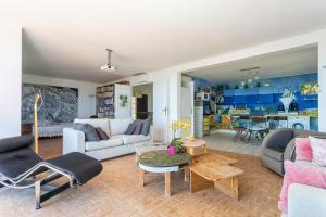 3 bedroom artist's house with AC, spectacular sea view - Dodo et Tartine في تولون: غرفة معيشة مع أريكة وطاولة