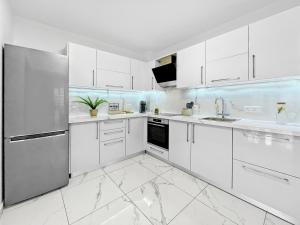 Imagen de la galería de The Encino - luxury seaside suite, en Lárnaca