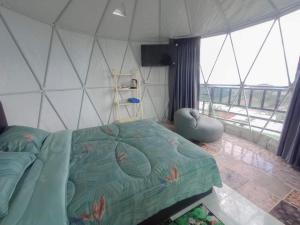 Ban Phu Punにあるไร่กะหล่ำหวาน ภูทับเบิกのテント内の大型ベッド1台が備わる客室です。