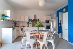 Kuchyňa alebo kuchynka v ubytovaní Les Myosotis - Maison typique pour 12