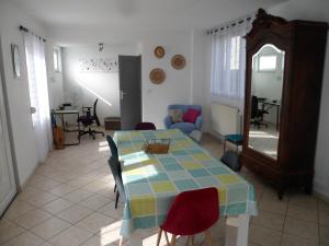 - une salle à manger avec une table et des chaises dans l'établissement Maison individuelle de 100 m2, à Aulnoye-Aymeries
