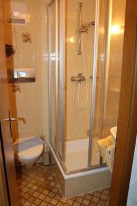 バーワングにあるHaus Daheimのバスルーム(シャワー、トイレ付)