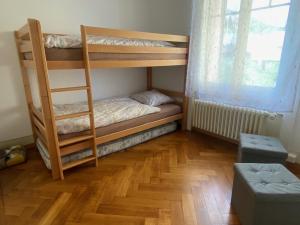 - un lit superposé avec une échelle dans une chambre dans l'établissement Chez Carole (4 pièces), à Neuchâtel