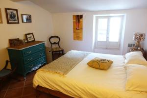 1 dormitorio con 1 cama, vestidor y ventana en Maison Vermeille Emplacement exceptionnel, en Argelès-sur-Mer