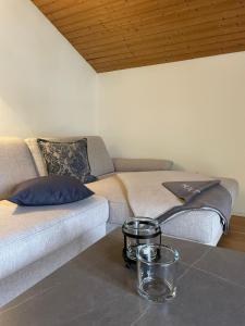 un soggiorno con un divano e un tavolo di Haus Hochland - Großzügige Alpenwohnung im Dachgeschoss a Bad Kohlgrub