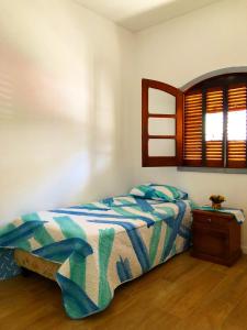 un dormitorio con una cama y una ventana en Copacabana’s House Microcentro, en Salta