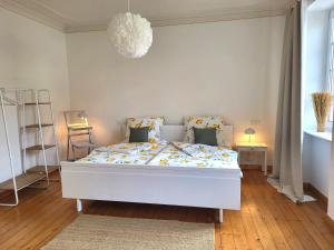 a bedroom with a white bed with a white bedspread at Landhaus Domaine de Marie in Illingen