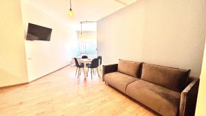 ein Wohnzimmer mit einem Sofa und einem Tisch in der Unterkunft Kastanimaja Apartments in Tartu