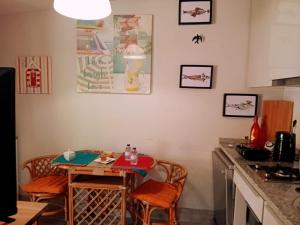 eine Küche mit einem kleinen Tisch und Stühlen in der Unterkunft A Sea Loft in Árvore