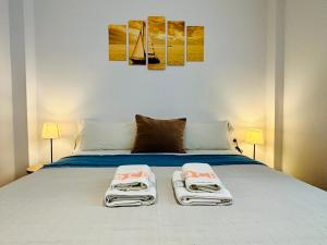 um quarto com uma cama com duas toalhas em Apartamentos Plus Costa Brava Pals em Pals
