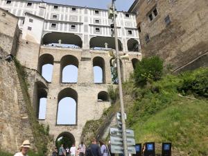 un bâtiment avec des arches sur le côté d'une montagne dans l'établissement Chaloupka u Jiřího, à Nová Pec