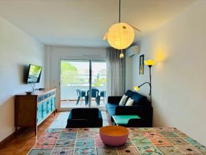 A television and/or entertainment centre at Apartamentos Plus Costa Brava Pals