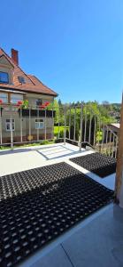 patio z ogrodzeniem i kortem tenisowym w obiekcie Apartament Green Forest w mieście Duszniki Zdrój