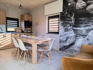 una cucina con tavolo e sedie in legno di AB Domki Pstrążna a Kudowa-Zdrój
