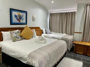 een hotelkamer met 2 bedden en handdoeken erop bij Eagles View Kungwini in Bronkhorstspruit