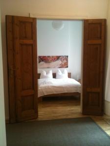 Łóżko lub łóżka w pokoju w obiekcie City Apartments Friedrichshain