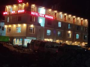 ein Gebäude mit einem nachts beleuchteten Hotel in der Unterkunft HOTEL NEW BADRINATH in Badrīnāth