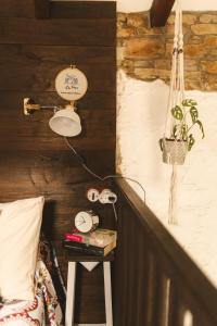 ein Schlafzimmer mit einem Bett und einem Tisch mit einer Lampe in der Unterkunft La Faya - La Vallicuerra Casas Rurales in Mieres