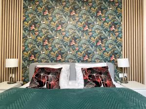 een slaapkamer met een bed met bloemenbehang bij Gertrudy 10 Residence in Krakau