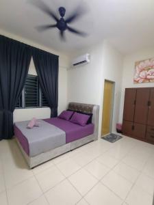 A bed or beds in a room at D’Kayangan Homestay BBSAP Sitiawan