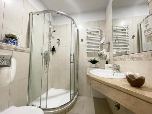 bagno con doccia e lavandino di Gertrudy 10 Residence a Cracovia