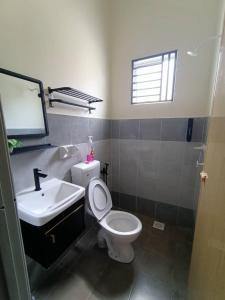 A bathroom at D’Kayangan Homestay BBSAP Sitiawan