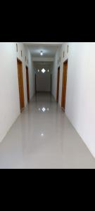een grote kamer met witte muren en een witte vloer bij WISMA TIGA PUTRA BELAWA 2 in Topoyo