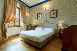 Un dormitorio con una cama grande y una ventana en Hotel Hermitage en Florence