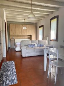 a living room with a white couch and a table at Residenza Diana in Vicenza