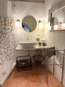 y baño con lavabo y espejo. en Dependance in giardino storico - Oltrarno, en Florencia