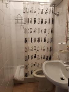 ein Badezimmer mit einem Duschvorhang, einem WC und einem Waschbecken in der Unterkunft Sa Jaga Brujada Residence - Simar Vacanze in Porto Rotondo
