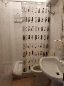 a bathroom with a shower curtain with a toilet and a sink at Sa Jaga Brujada Residence - Simar Vacanze in Porto Rotondo