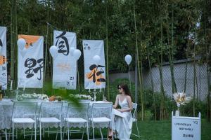 Una donna seduta a un tavolo di fronte di 莫干山雅泉山居 a Deqing