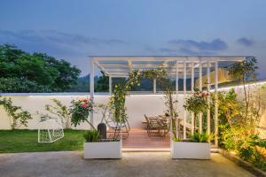 balcone con tavolo e piante in vaso di 莫干山雅泉山居 a Deqing Altre 37 foto