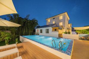una piscina davanti a una casa di 莫干山雅泉山居 a Deqing