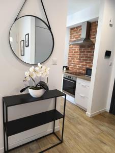 uma cozinha com uma mesa preta e um espelho em Apartament Siedlce em Siedlce
