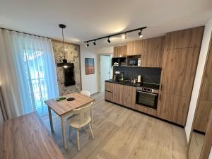 uma cozinha com uma mesa de madeira e uma sala de jantar em Žigon Bed & Breakfast em Logatec