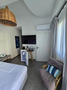 sala de estar con cama y sofá en Olvion Luxury Living, en Kallithea Halkidikis