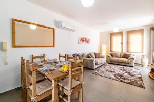 Χώρος καθιστικού στο Steni Views Apartment by Ezoria Villas