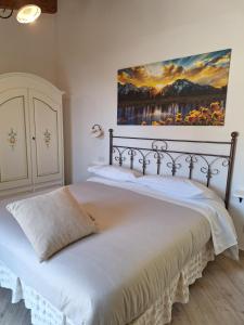 um quarto com uma cama grande e uma pintura na parede em Agriturismo Orrido di Pino em Agerola