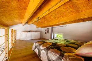 1 dormitorio con 1 cama grande y techo de madera en Entre mer et montagne, en Bouyon