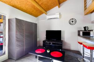 sala de estar con TV y cocina en Entre mer et montagne, en Bouyon